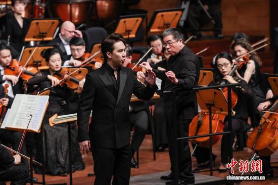 图为来自中国的男中音歌唱家谢志文演唱《赋得古原草送别》。中新社记者 瞿宏伦 摄 图为来自中国的男中音歌唱家谢志文演唱《赋得古原草送别》。中新社记者 瞿宏伦 摄