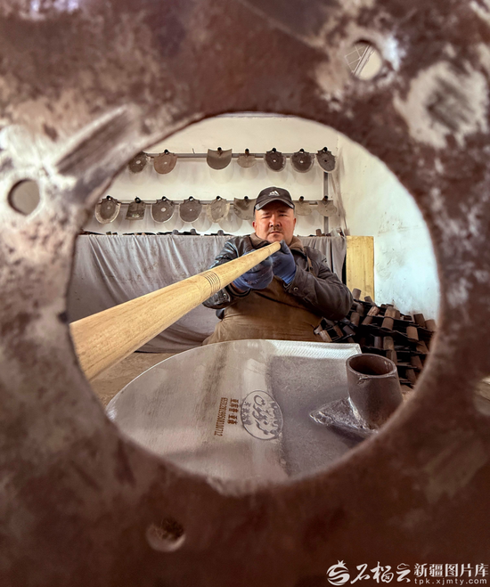 12月2日，艾买提・亚森在检查坎土曼质量。