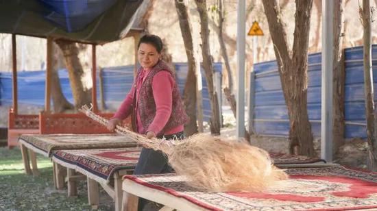 艾比布拉·阿吾拉儿媳在做农家乐卫生。