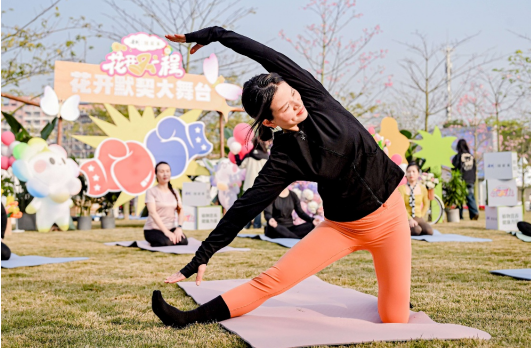 大健康社群成员在安利美好生活广场参与健身活动