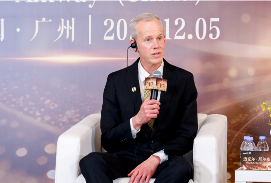 安利全球总裁兼首席执行官迈克尔·尼尔森回答记者提问