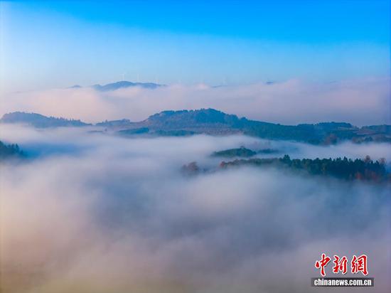 图为航拍威宁自治县双龙镇杨湾桥水库冬景如画。（无人机照片）