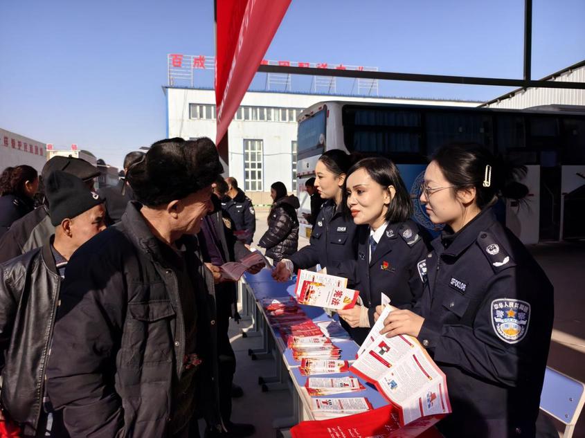 疏附县多点联动开展“国家宪法日”活动，让法治春风浸润人心