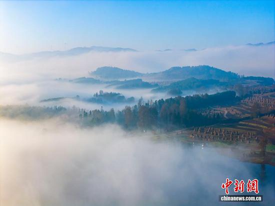 图为航拍威宁自治县双龙镇杨湾桥水库冬景如画。（无人机照片）