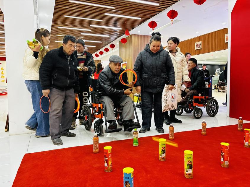 漆扇、花艺、书法、套圈……疏附县这场助残活动，暖意融融！