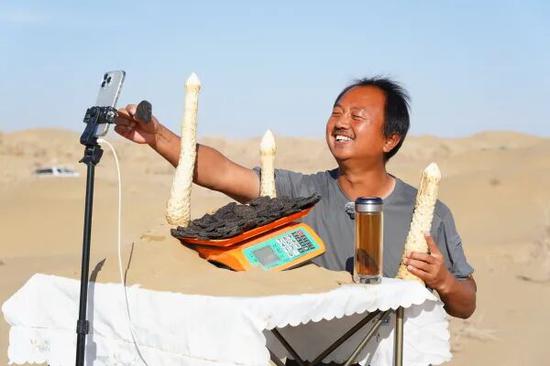 主播在沙漠边缘通过网络直播推荐销售肉苁蓉产品。（买提努日·买提肉孜 摄）
