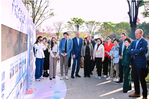 中外嘉宾参观安利美好生活广场