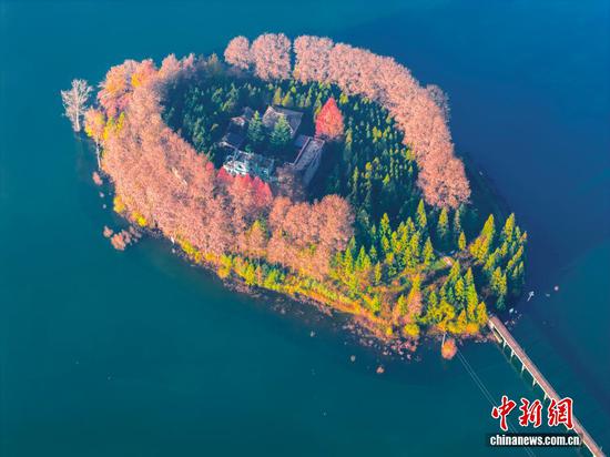 图为航拍威宁自治县双龙镇杨湾桥水库冬景如画。（无人机照片）