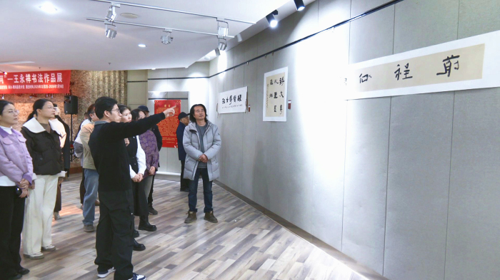 王永祥带领大家共同参观展览。