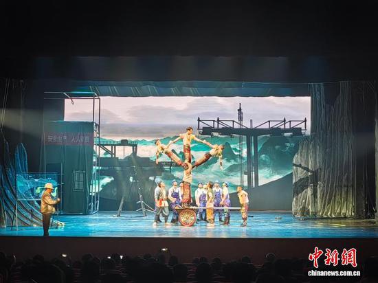 图为贵州杂技剧《脊梁》剧照(资料图)。 贵州省杂技团供图 图为贵州杂技剧《脊梁》剧照(资料图)。 贵州省杂技团供图