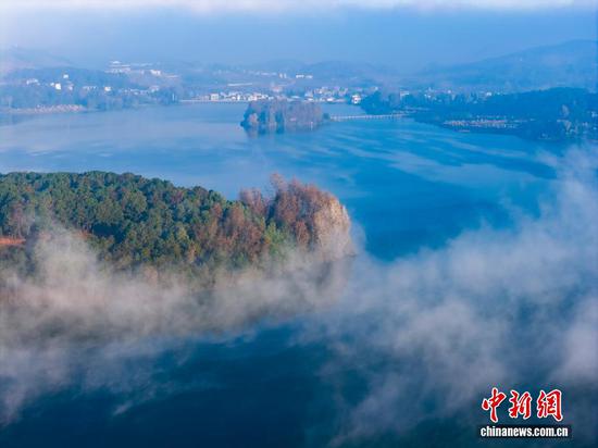 图为航拍威宁自治县双龙镇杨湾桥水库冬景如画。（无人机照片）