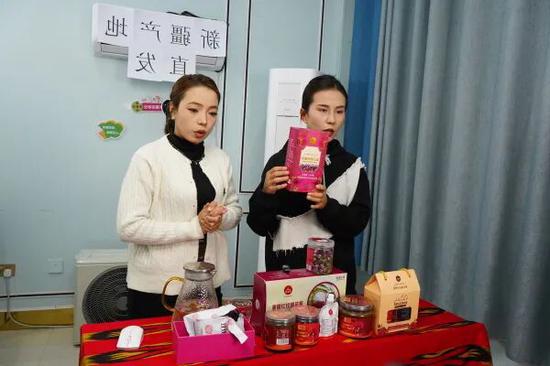 主播通过网络直播推荐销售玫瑰花产品。（买提努日·买提肉孜 摄）