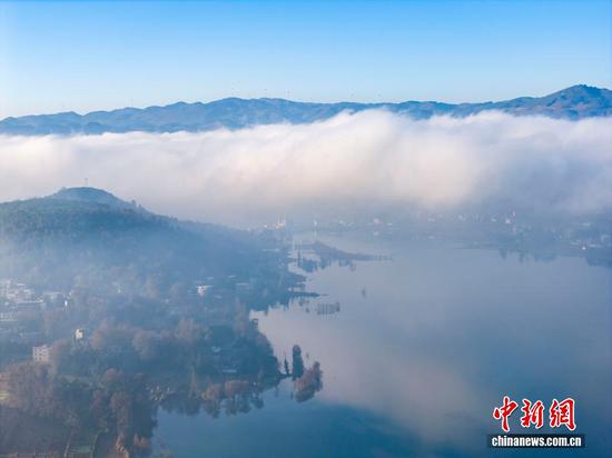 图为航拍威宁自治县双龙镇杨湾桥水库冬景如画。（无人机照片）