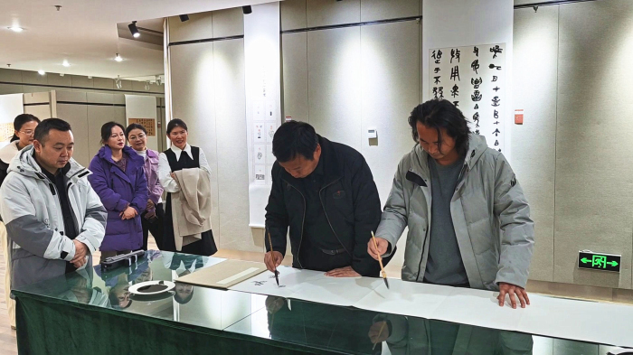 书法爱好者正在现场写书法。