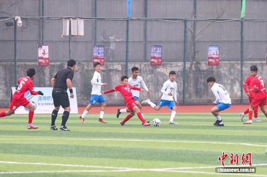 12月8日,毕节代表队(红衣)和伊犁代表队在揭幕战中。 记者 瞿宏伦 摄 12月8日,毕节代表队(红衣)和伊犁代表队在揭幕战中。 记者 瞿宏伦 摄