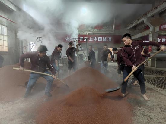 贵州酣客君丰酒业的制酒车间糙沙忙 贵州酣客君丰酒业的制酒车间糙沙忙