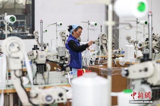 图为工人在整理织带产品。中新社记者 瞿宏伦 摄 图为工人在整理织带产品。中新社记者 瞿宏伦 摄