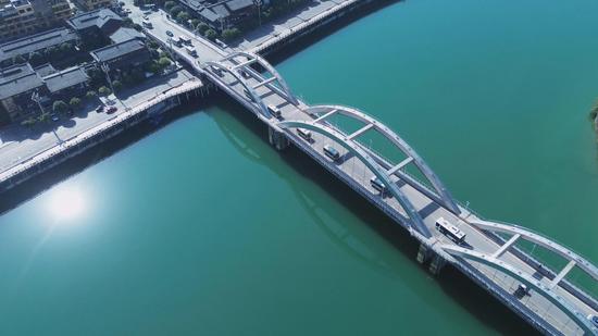 正在行驶的新能源客车。(剑河县客运公司供图) 正在行驶的新能源客车。(剑河县客运公司供图)