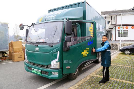 凤冈县“交邮融合”专车。饶云 摄 凤冈县“交邮融合”专车。饶云 摄
