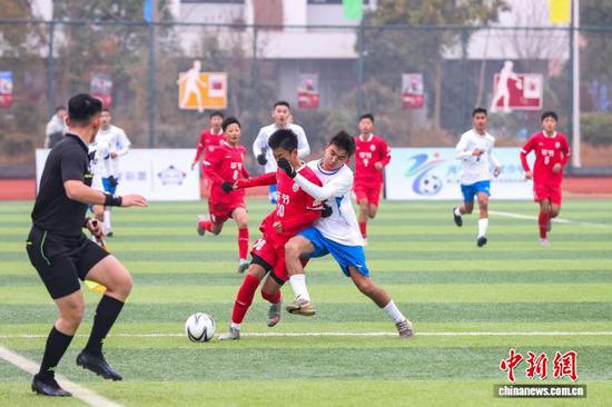 12月8日,毕节代表队(红衣)和伊犁代表队在揭幕战中。 记者 瞿宏伦 摄 12月8日,毕节代表队(红衣)和伊犁代表队在揭幕战中。 记者 瞿宏伦 摄