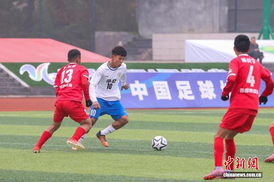 12月8日,毕节代表队(红衣)和伊犁代表队在揭幕战中。 记者 瞿宏伦 摄 12月8日,毕节代表队(红衣)和伊犁代表队在揭幕战中。 记者 瞿宏伦 摄