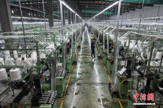 图为质检工作人员在检查织带产品品质。(无人机照片)中新社记者 瞿宏伦 摄 图为质检工作人员在检查织带产品品质。(无人机照片)中新社记者 瞿宏伦 摄
