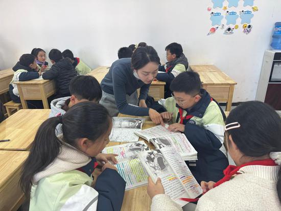 习水县第七小学教室内,老师正和同学们开展课堂小组讨论。习水县融媒体中心供图 习水县第七小学教室内,老师正和同学们开展课堂小组讨论。习水县融媒体中心供图