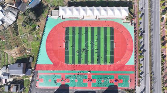 习水县第十二小学宽阔的运动场。习水县融媒体中心供图 习水县第十二小学宽阔的运动场。习水县融媒体中心供图