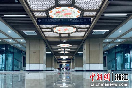 海宁高铁西站硖石灯彩。 海宁运营公司 供图 海宁高铁西站硖石灯彩。 海宁运营公司 供图
