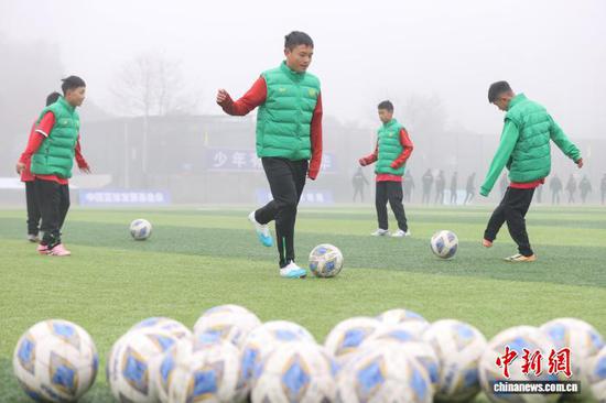 图为参赛球队在训练。 记者 瞿宏伦 摄 图为参赛球队在训练。 记者 瞿宏伦 摄