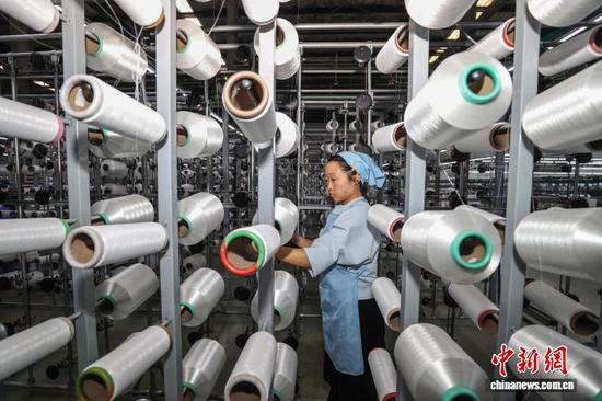 图为工人在检查各规格丝线品质。中新社记者 瞿宏伦 摄 图为工人在检查各规格丝线品质。中新社记者 瞿宏伦 摄