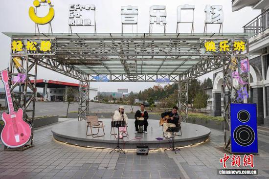 图为正安服务区音乐广场。 记者 瞿宏伦 摄 图为正安服务区音乐广场。 记者 瞿宏伦 摄