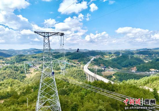 南方电网工作人员在500千伏乌撒至奢香第二回线路施工作业。刘凯 摄