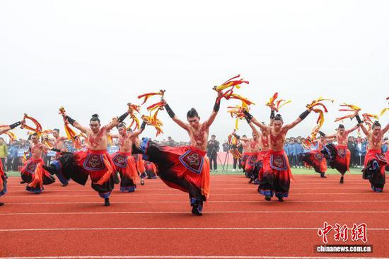 12月8日,开幕式彝族舞蹈《彝影赤子》。 记者 瞿宏伦 摄 12月8日,开幕式彝族舞蹈《彝影赤子》。 记者 瞿宏伦 摄