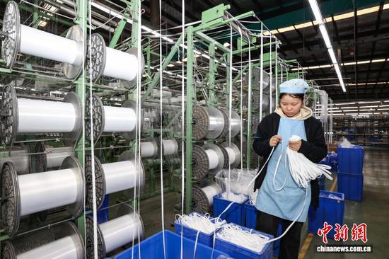 图为工人在整理织带产品。中新社记者 瞿宏伦 摄 图为工人在整理织带产品。中新社记者 瞿宏伦 摄