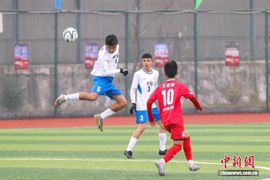 图为毕节代表队(红衣)和伊犁代表队在揭幕战中。 记者 瞿宏伦 摄 图为毕节代表队(红衣)和伊犁代表队在揭幕战中。 记者 瞿宏伦 摄