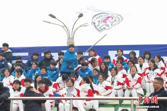 12月8日,伊犁代表队队员在为球队加油助威。 记者 瞿宏伦 摄 12月8日,伊犁代表队队员在为球队加油助威。 记者 瞿宏伦 摄