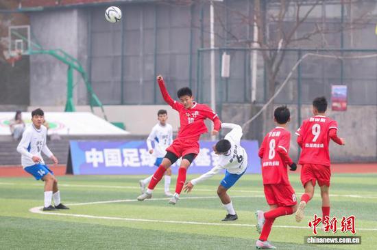 12月8日,毕节代表队(红衣)和伊犁代表队在揭幕战中。 记者 瞿宏伦 摄 12月8日,毕节代表队(红衣)和伊犁代表队在揭幕战中。 记者 瞿宏伦 摄