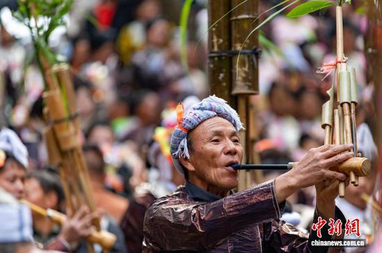 图为芦笙手在吹奏芦笙。吴德军 摄 图为芦笙手在吹奏芦笙。吴德军 摄