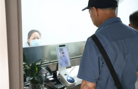 市民在云岩区第二人民医院使用医保自助服务一体机完成“一步式结算”。 市民在云岩区第二人民医院使用医保自助服务一体机完成“一步式结算”。