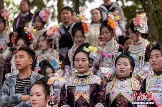 图为岜沙苗寨的村民身着节日盛装参加芦笙节。吴德军 摄 图为岜沙苗寨的村民身着节日盛装参加芦笙节。吴德军 摄