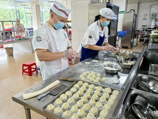 手工制作,传递温情与匠心。唐珍 摄 手工制作,传递温情与匠心。唐珍 摄