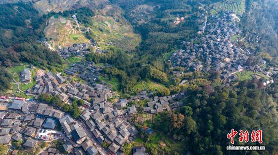 航拍从江县丙妹镇岜沙苗寨。吴德军 摄 航拍从江县丙妹镇岜沙苗寨。吴德军 摄