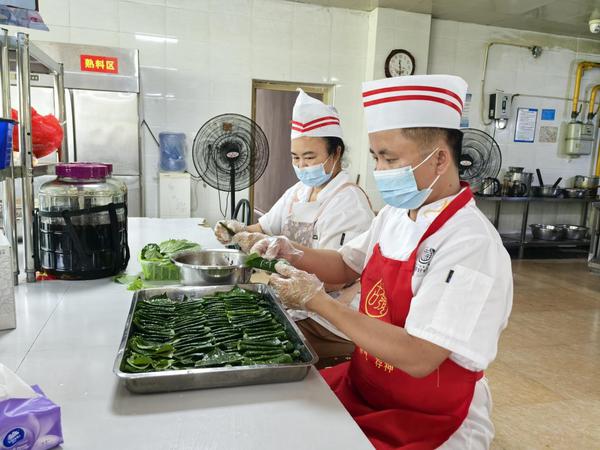 手工制作,荤素搭配,营养均衡有保障。黄瑛瑛摄 手工制作,荤素搭配,营养均衡有保障。黄瑛瑛摄