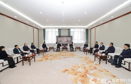 12月8日，自治区党委书记陈小江来到新疆医科大学，深入调研教学科研等工作，看望自治区新当选的中国工程院院士阿吉艾克拜尔·艾萨。石榴云/新疆日报记者 崔志坚摄