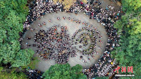 图为芦笙手在进行芦笙踩堂。(无人机照片)吴德军 摄 图为芦笙手在进行芦笙踩堂。(无人机照片)吴德军 摄