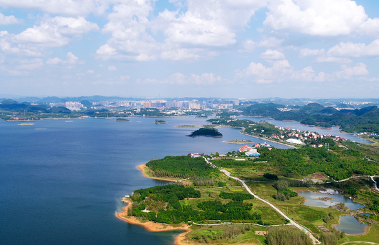 清镇市红枫湖一隅。代胜强 摄 清镇市红枫湖一隅。代胜强 摄