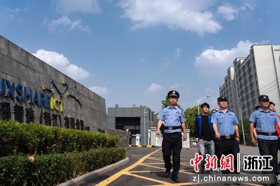 沈健带队在园区内巡逻。姚庄镇供图 沈健带队在园区内巡逻。姚庄镇供图