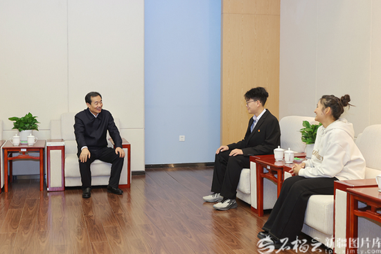 授课前，自治区党委书记陈小江同他所联系的新疆大学学生耿潇洒、阿依则巴·热合曼亲切交流。石榴云/新疆日报记者 崔志坚摄