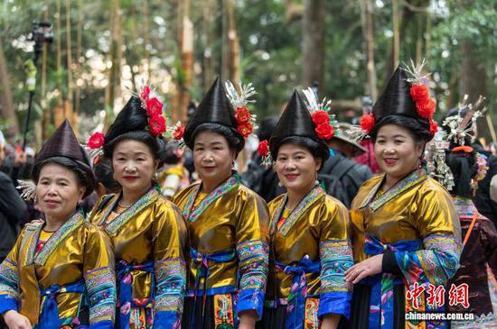 图为岜沙苗寨的村民身着节日盛装参加芦笙节。吴德军 摄 图为岜沙苗寨的村民身着节日盛装参加芦笙节。吴德军 摄